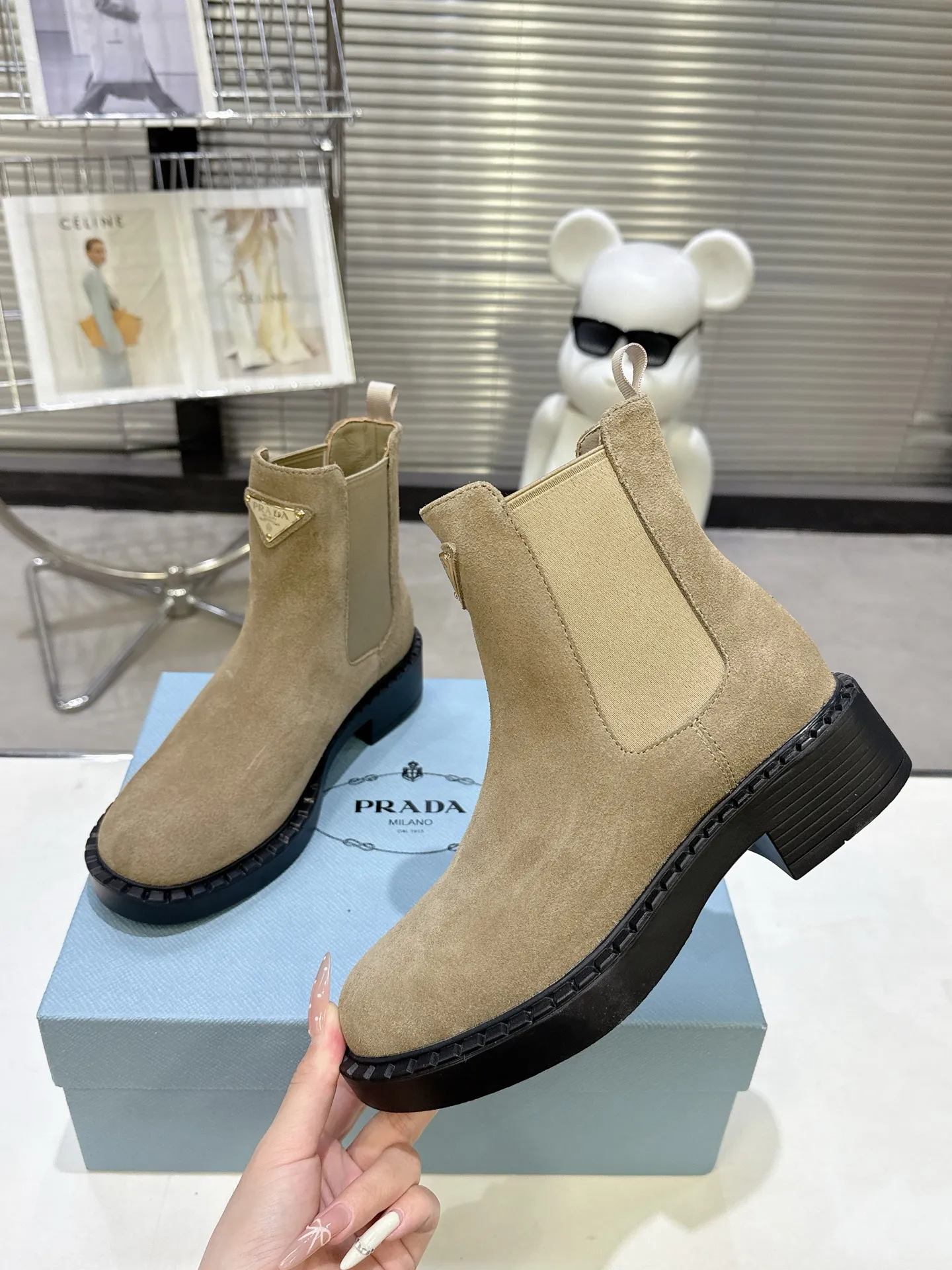 👟👟Ex-factory price 600👟👟 Prada thick-soled retro Martin boots. Elastic elastic, classic thick soles, with triangular buckle. Simple, elegant, fashionable and versatile. Fabric cowhide, open edge beaded cowhide. The lining is made of soft and delicate sheepskin, and the foot feels comfortable. The rubber mold is non-slip and lightweight. Original package sole. Standard size: 35-40. Order 41
